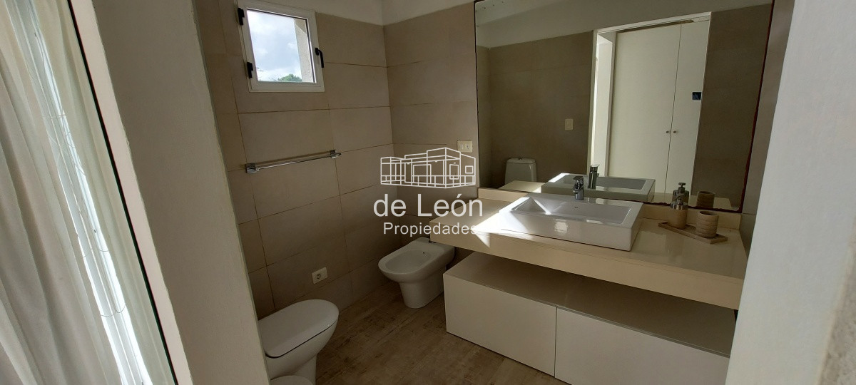 Casa ID.1244 - Casa en Laguna Blanca de 5 dormitorios y dependencia de servicio, piscina.