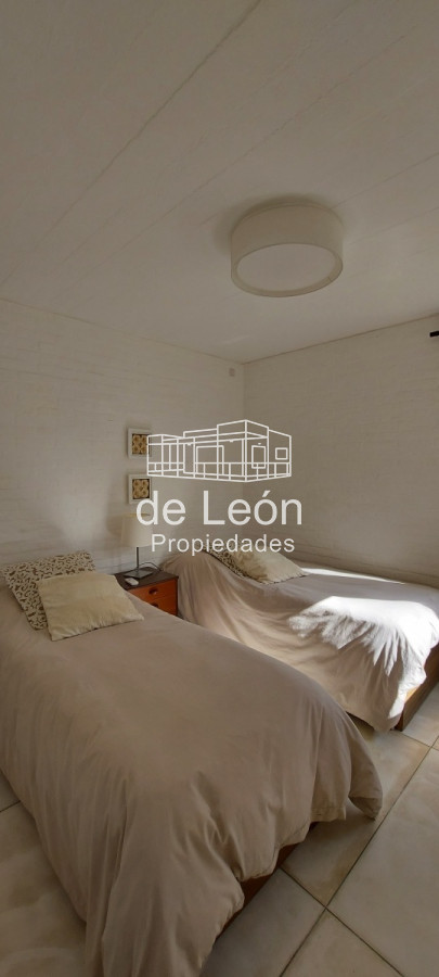 Casa ID.1244 - Casa en Laguna Blanca de 5 dormitorios y dependencia de servicio, piscina.