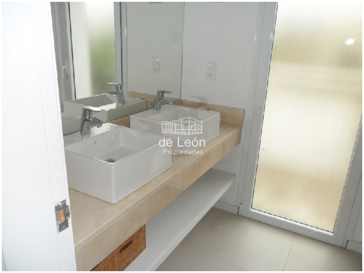 Casa ID.1244 - Casa en Laguna Blanca de 5 dormitorios y dependencia de servicio, piscina.