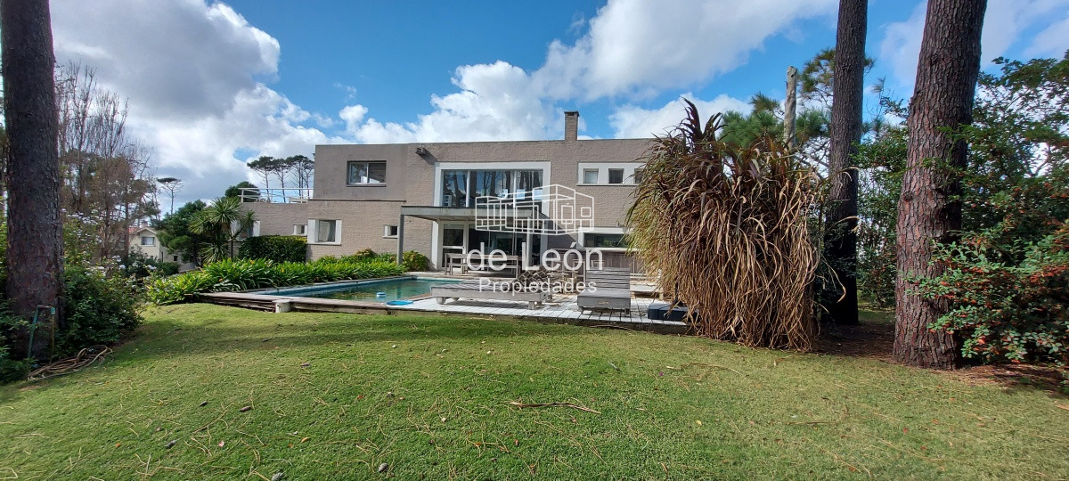 Casa ID.1244 - Casa en Laguna Blanca de 5 dormitorios y dependencia de servicio, piscina.