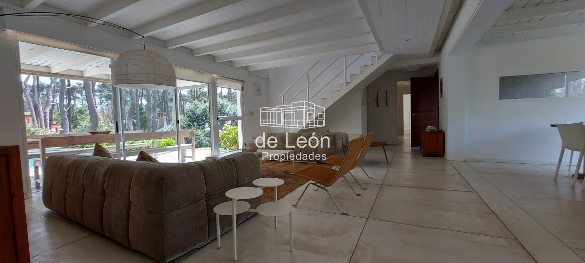 Casa ID.1244 - Casa en Laguna Blanca de 5 dormitorios y dependencia de servicio, piscina.