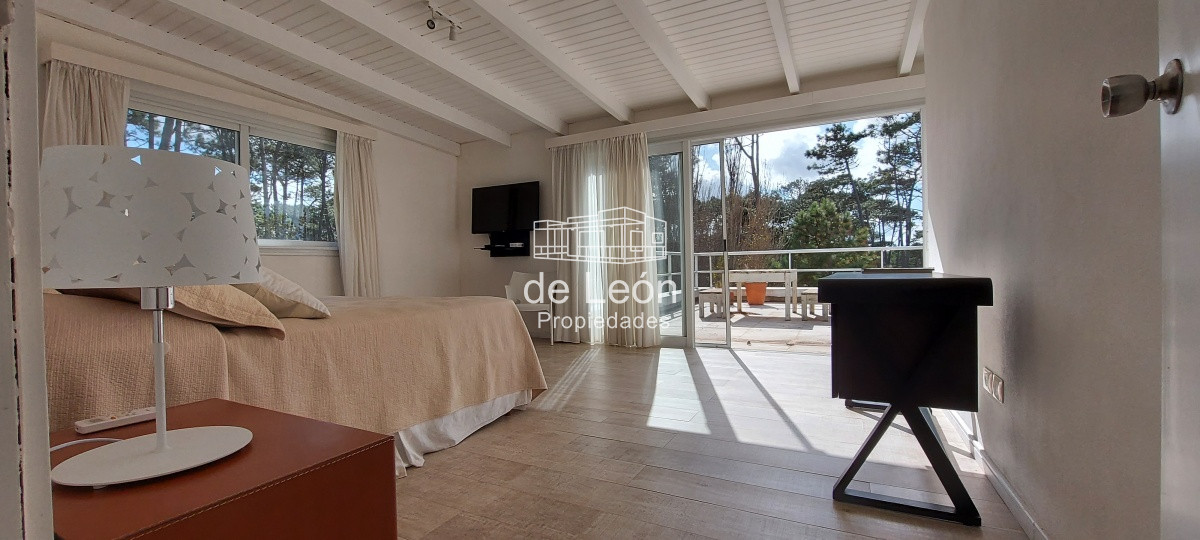 Casa ID.1244 - Casa en Laguna Blanca de 5 dormitorios y dependencia de servicio, piscina.