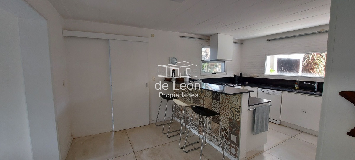 Casa ID.1244 - Casa en Laguna Blanca de 5 dormitorios y dependencia de servicio, piscina.