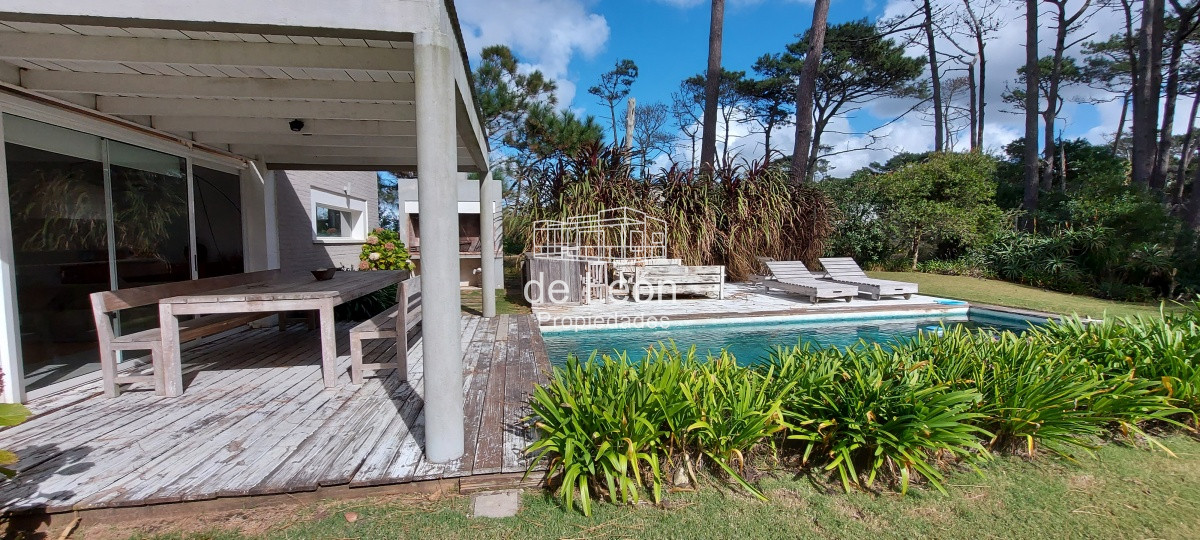 Casa ID.1244 - Casa en Laguna Blanca de 5 dormitorios y dependencia de servicio, piscina.
