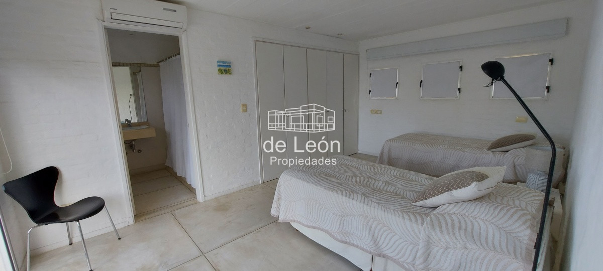 Casa ID.1244 - Casa en Laguna Blanca de 5 dormitorios y dependencia de servicio, piscina.