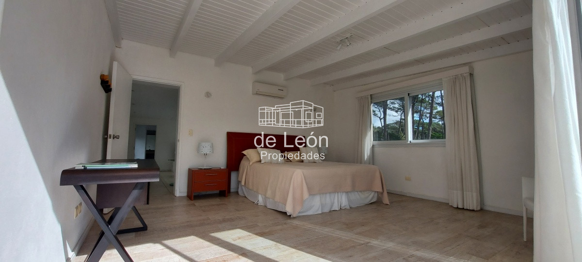 Casa ID.1244 - Casa en Laguna Blanca de 5 dormitorios y dependencia de servicio, piscina.