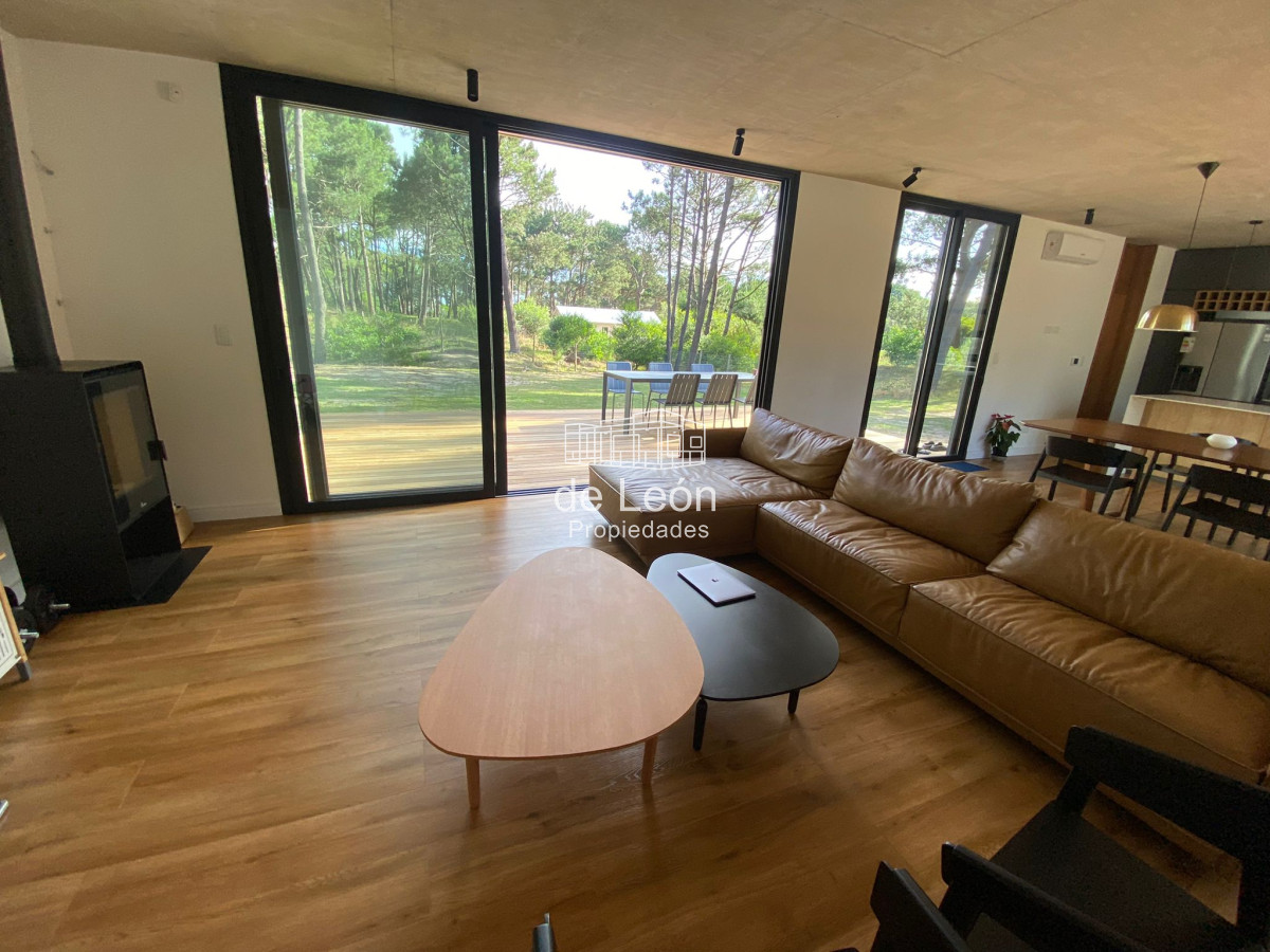 Casa ID.14974 - Alquiler Enero Moderna casa de 3 dormitorios con entorno de bosque en La Barra, Punta del Este