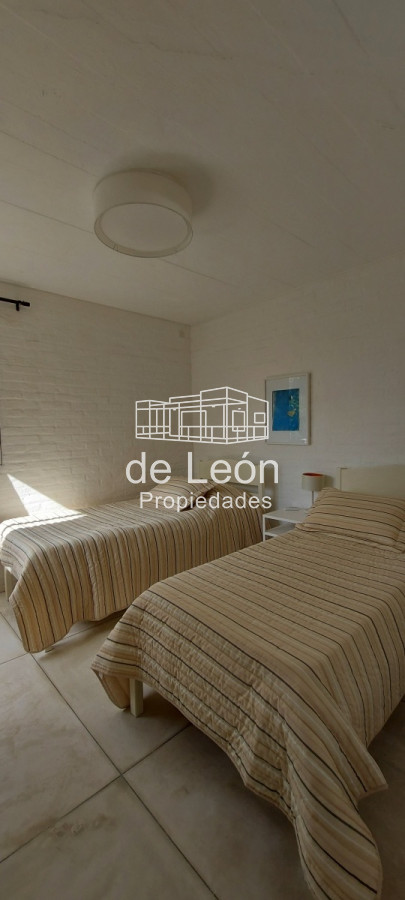 Casa ID.1244 - Casa en Laguna Blanca de 5 dormitorios y dependencia de servicio, piscina.