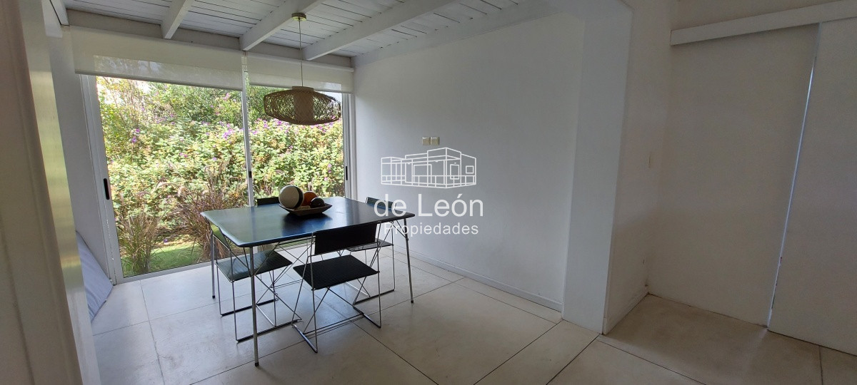 Casa ID.1244 - Casa en Laguna Blanca de 5 dormitorios y dependencia de servicio, piscina.