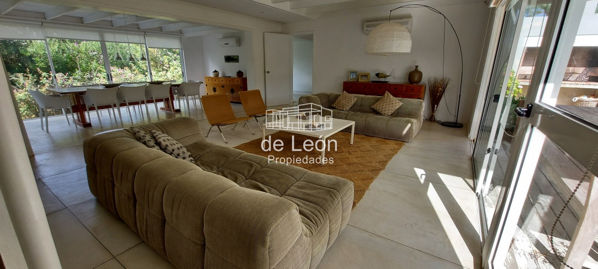 Casa ID.1244 - Casa en Laguna Blanca de 5 dormitorios y dependencia de servicio, piscina.