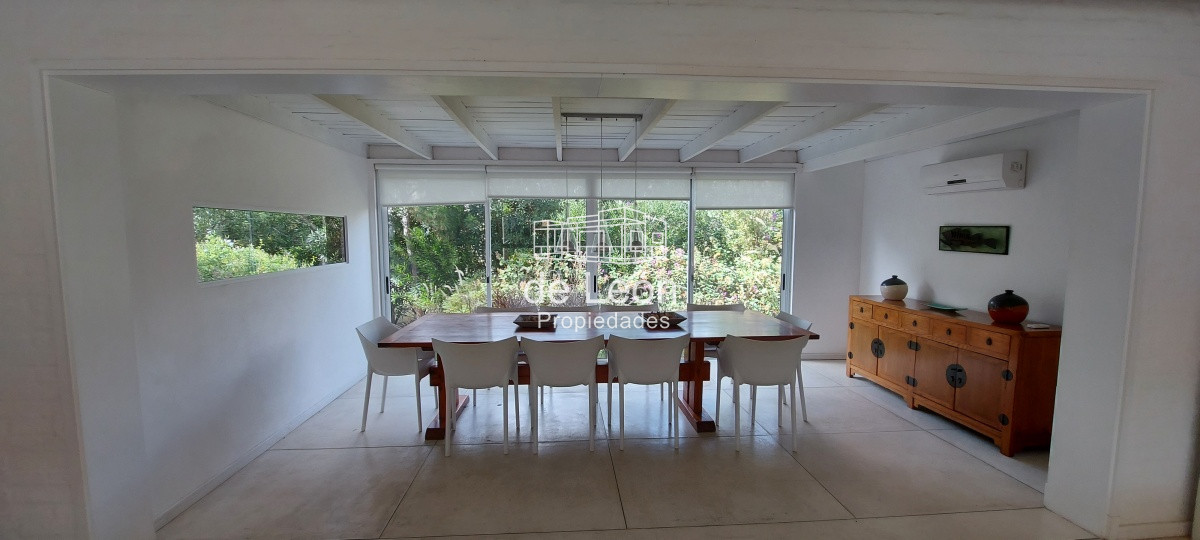 Casa ID.1244 - Casa en Laguna Blanca de 5 dormitorios y dependencia de servicio, piscina.