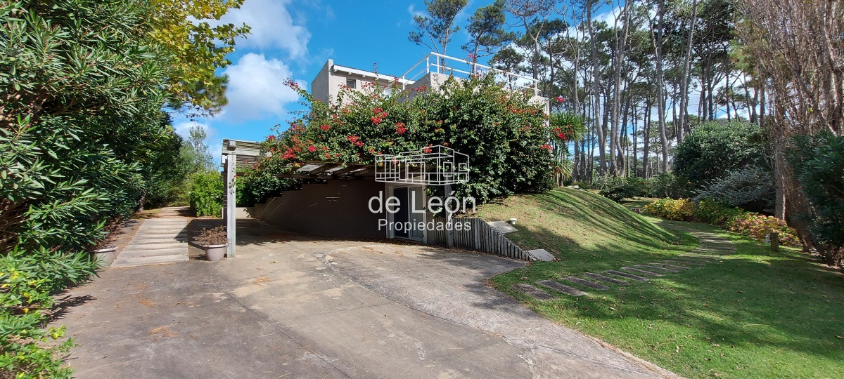 Casa ID.1244 - Casa en Laguna Blanca de 5 dormitorios y dependencia de servicio, piscina.