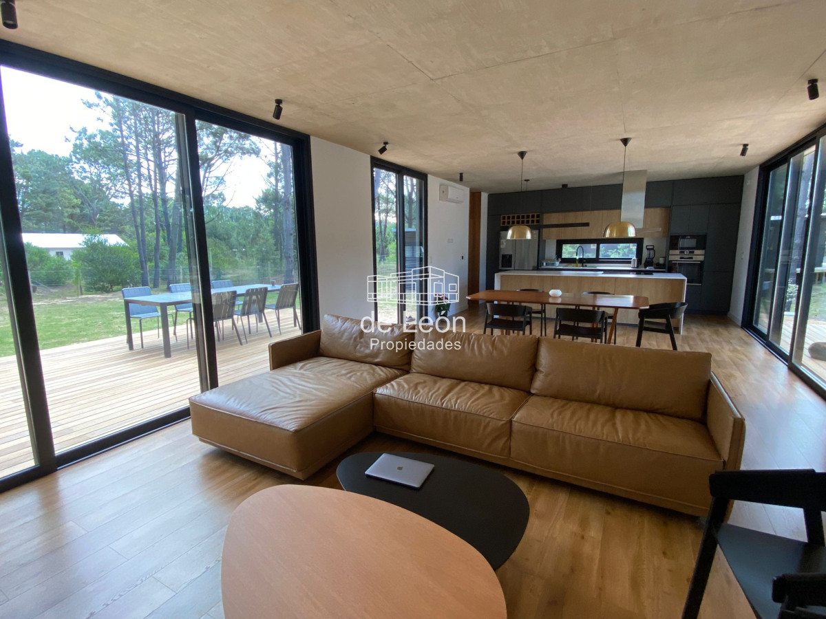 Casa ID.14974 - Alquiler Enero Moderna casa de 3 dormitorios con entorno de bosque en La Barra, Punta del Este