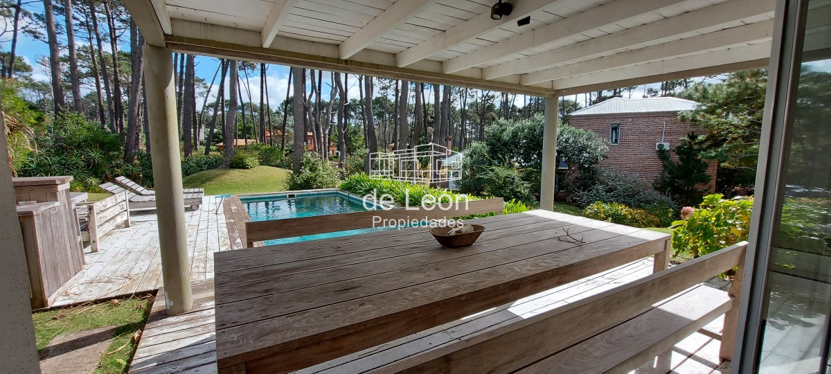 Casa ID.1244 - Casa en Laguna Blanca de 5 dormitorios y dependencia de servicio, piscina.