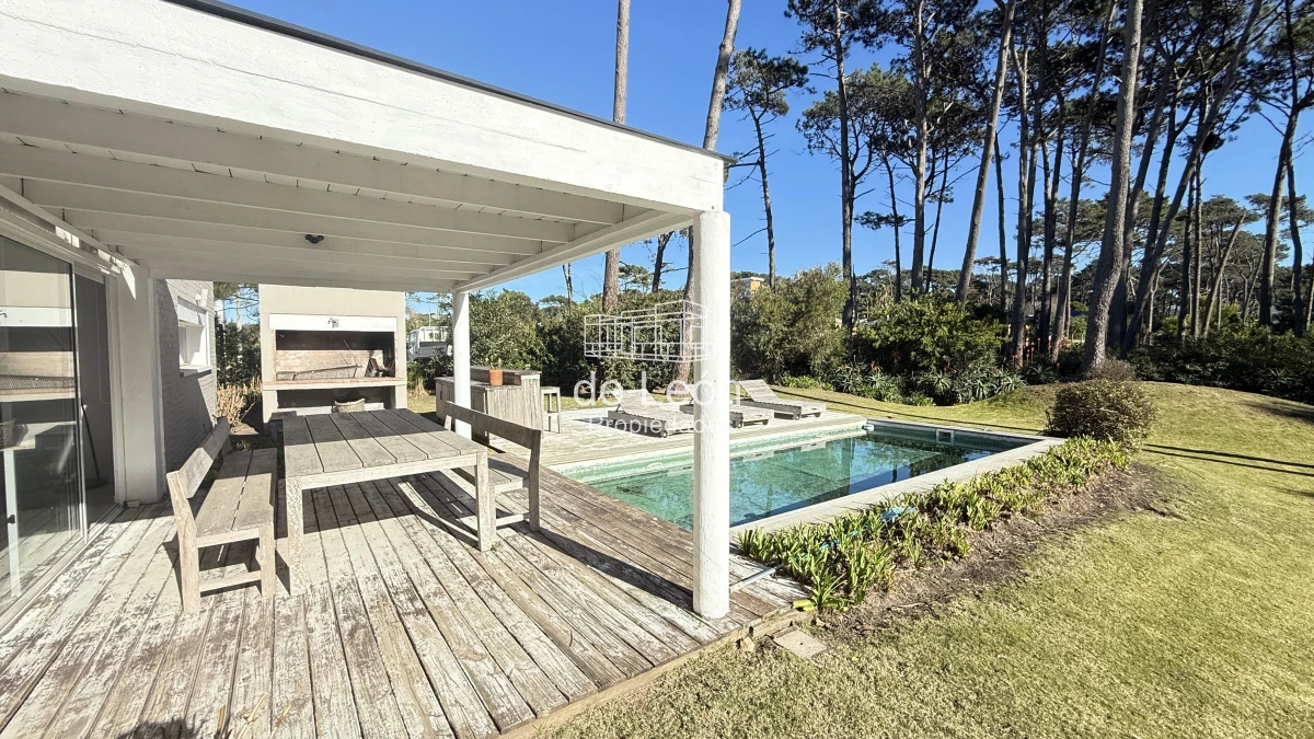 Casa ID.1244 - Casa en Laguna Blanca de 5 dormitorios y dependencia de servicio, piscina.