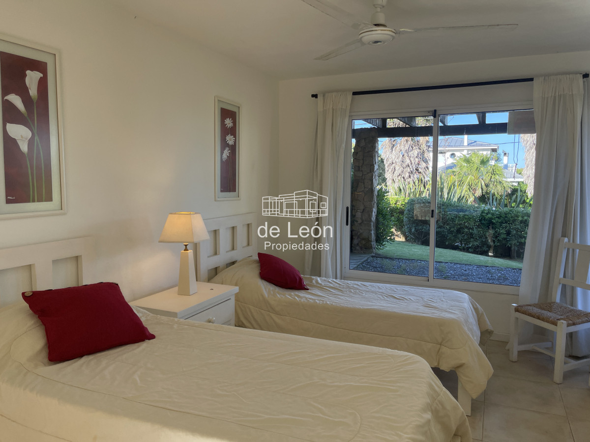 Casa ID.15151 - Casa de 4 dormitorios y servicio en venta a 1 cuadra de la playa El Chorro