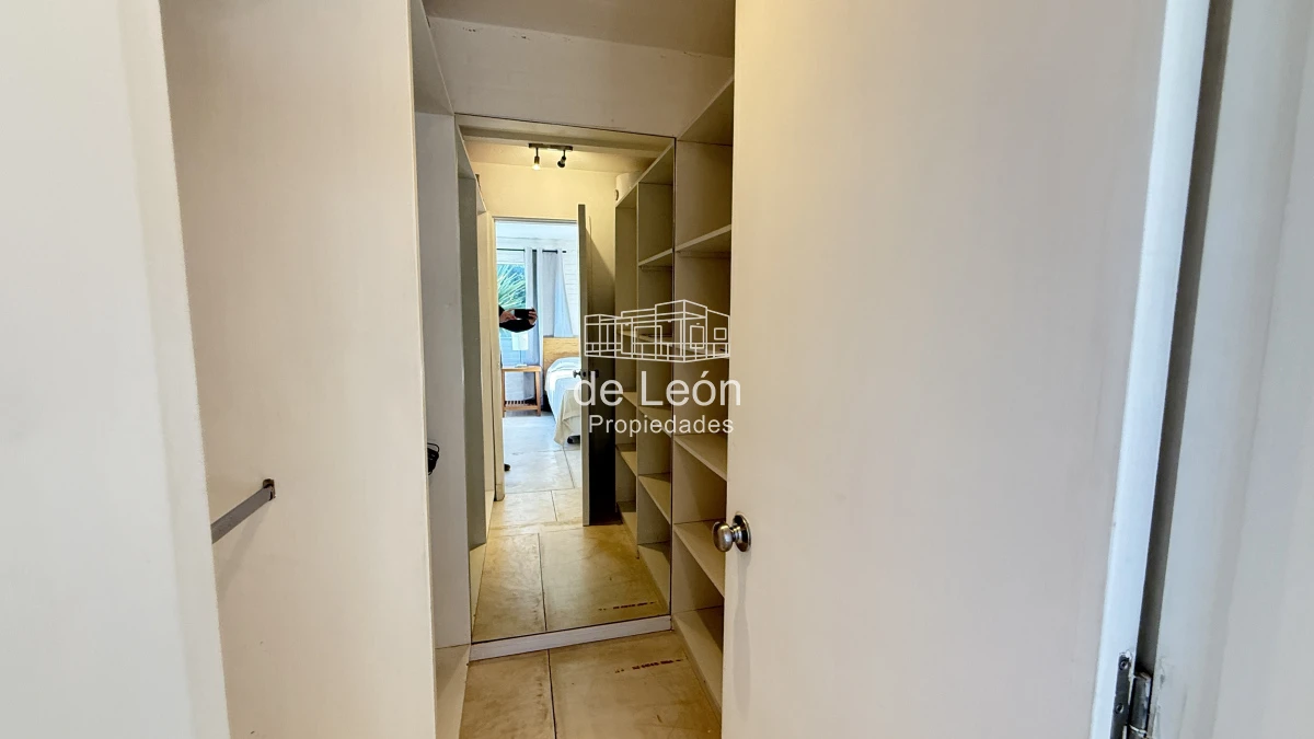 Casa ID.1244 - Casa en Laguna Blanca de 5 dormitorios y dependencia de servicio, piscina.
