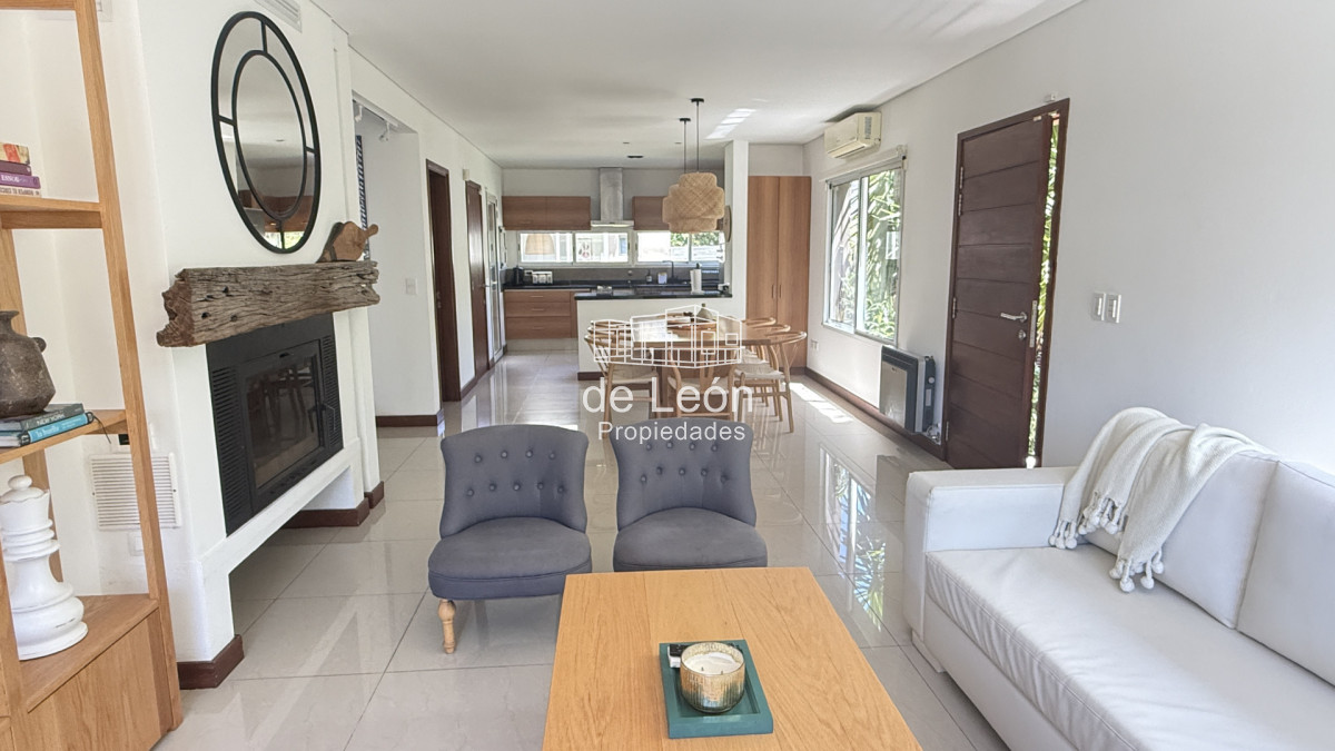 Casa ID.680 - Casa en La Barra, 3 dormitorios en suite y dependencia de servicio.