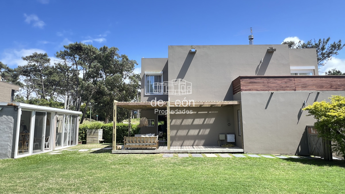 Casa ID.680 - Casa en La Barra, 3 dormitorios en suite y dependencia de servicio.