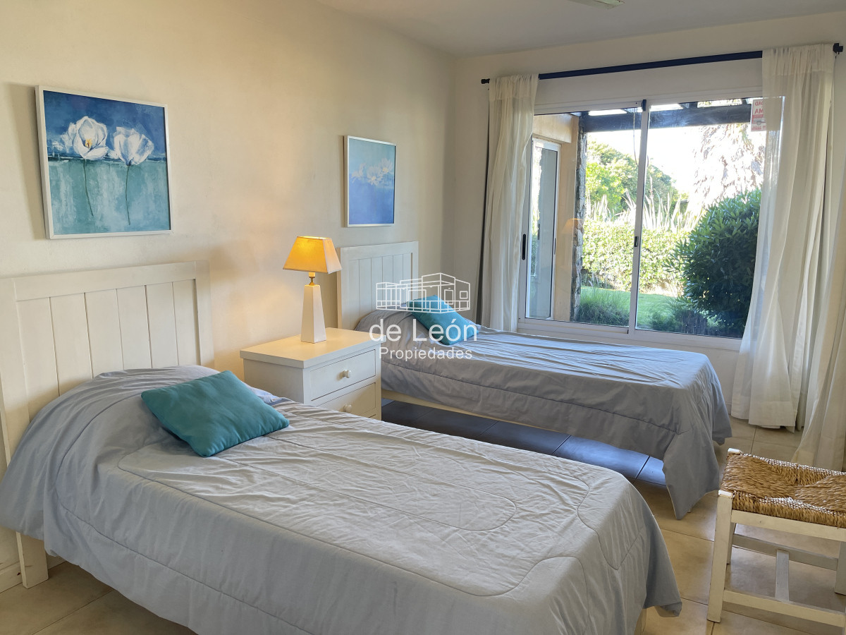 Casa ID.15151 - Casa de 4 dormitorios y servicio en venta a 1 cuadra de la playa El Chorro