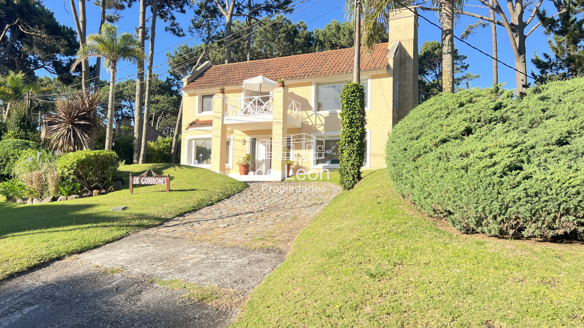 Casa ID.163 - Se vende gran casa de 4 dormitorios + servicio con piscina