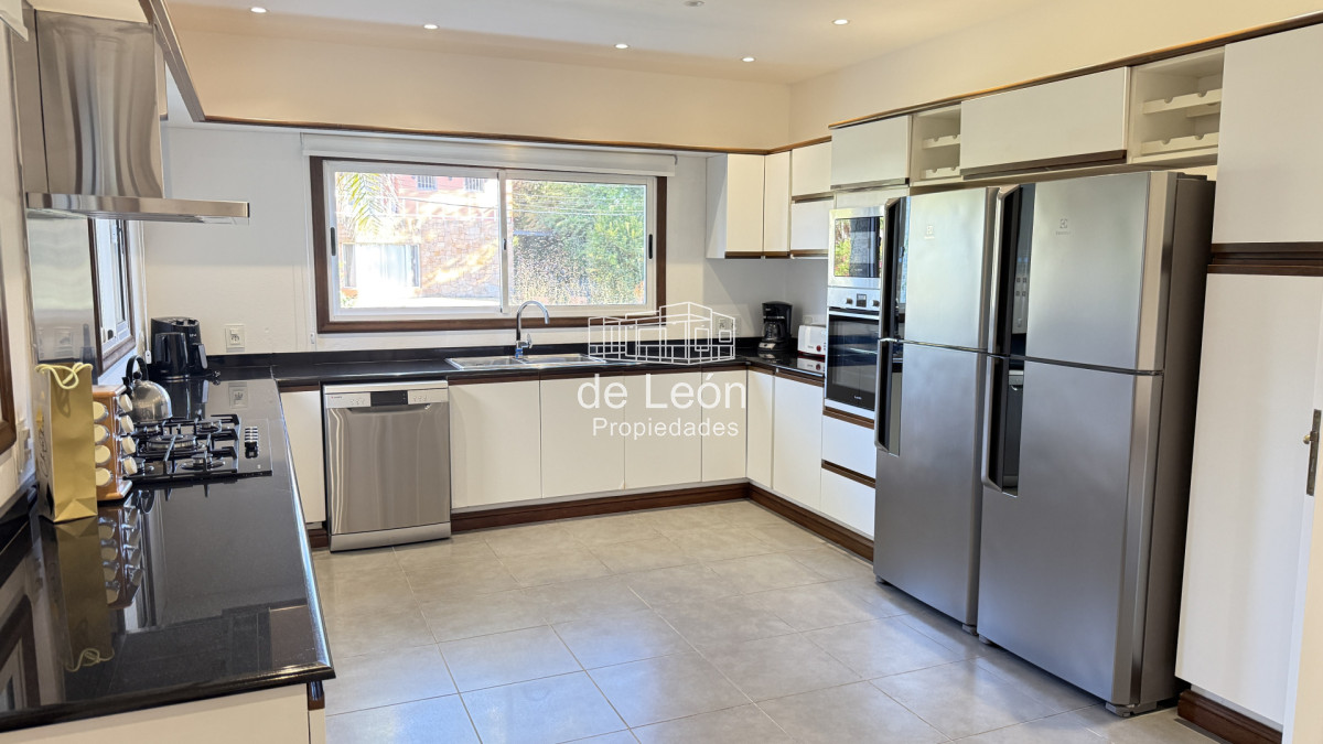 Casa ID.123 - Hermosa casa muy bien ubicada a pocas cuadras del centro de La Barra y de playa Montoya. Cuenta con 6 dormitorios en suite, piscina.