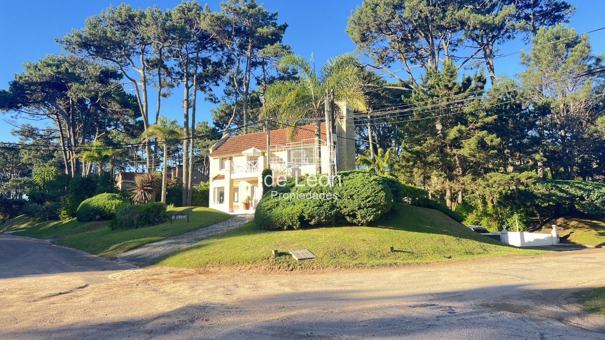 Casa ID.163 - Se vende gran casa de 4 dormitorios + servicio con piscina