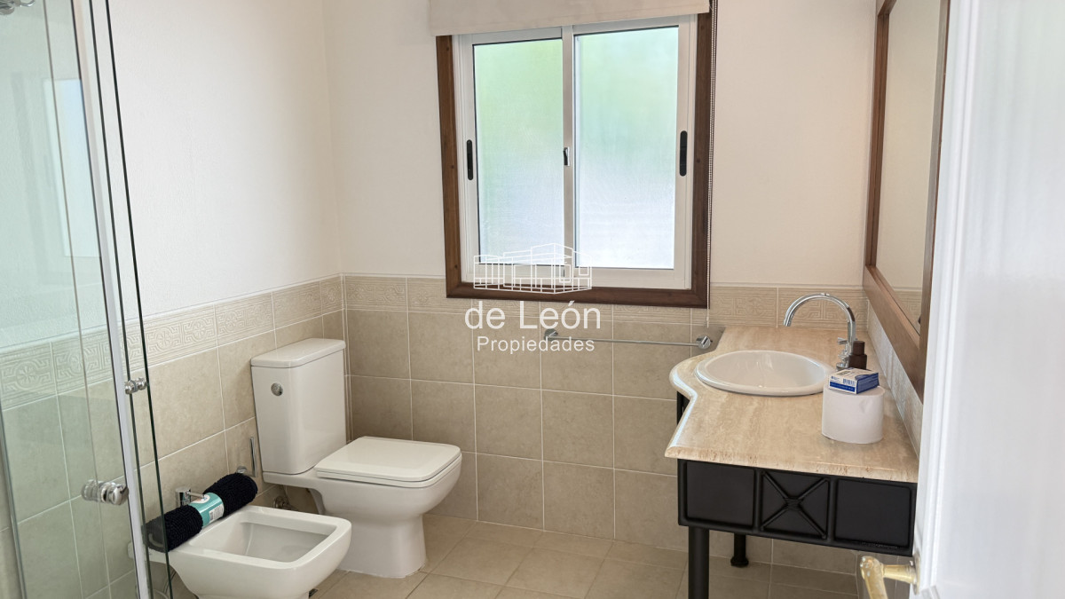 Casa ID.123 - Hermosa casa muy bien ubicada a pocas cuadras del centro de La Barra y de playa Montoya. Cuenta con 6 dormitorios en suite, piscina.