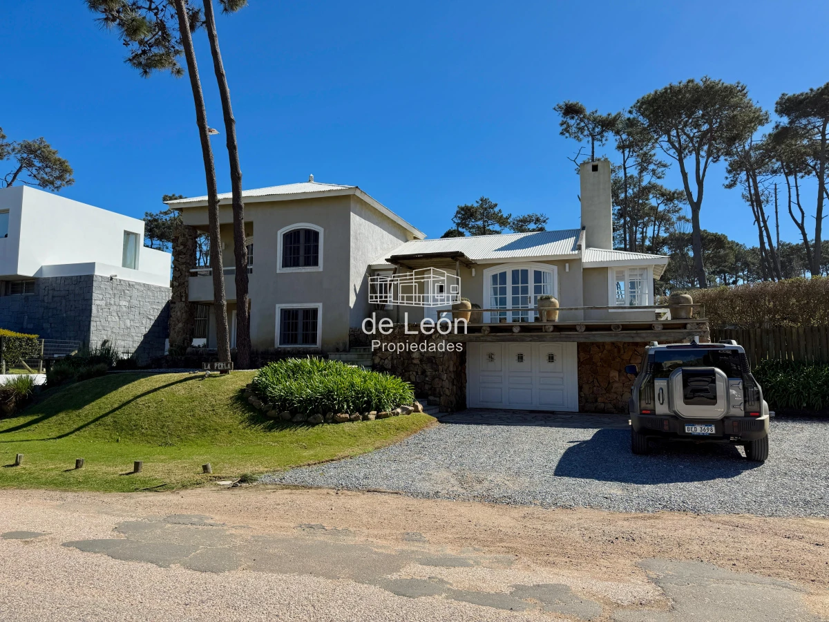 Gran casa de 5 dormitorios + servicio en Montoya, La Barra