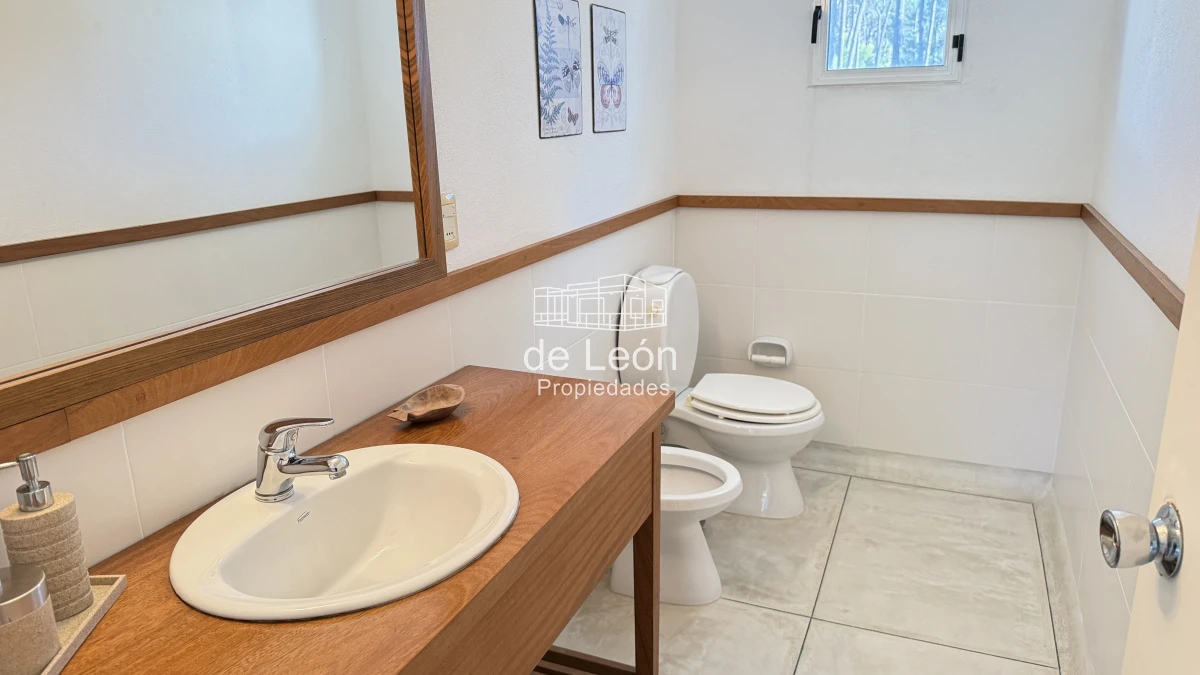 Casa ID.1244 - Casa en Laguna Blanca de 5 dormitorios y dependencia de servicio, piscina.