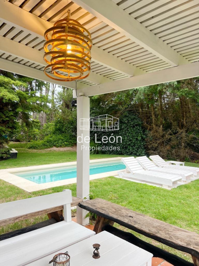 Casa ID.12 - Casa en venta reciclada a estilo moderno, con amplio jardín en Montoya, La Barra