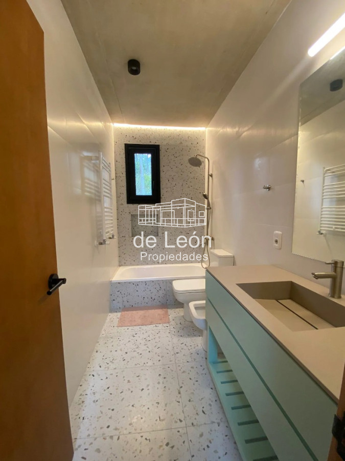 Casa ID.14974 - Alquiler Enero Moderna casa de 3 dormitorios con entorno de bosque en La Barra, Punta del Este