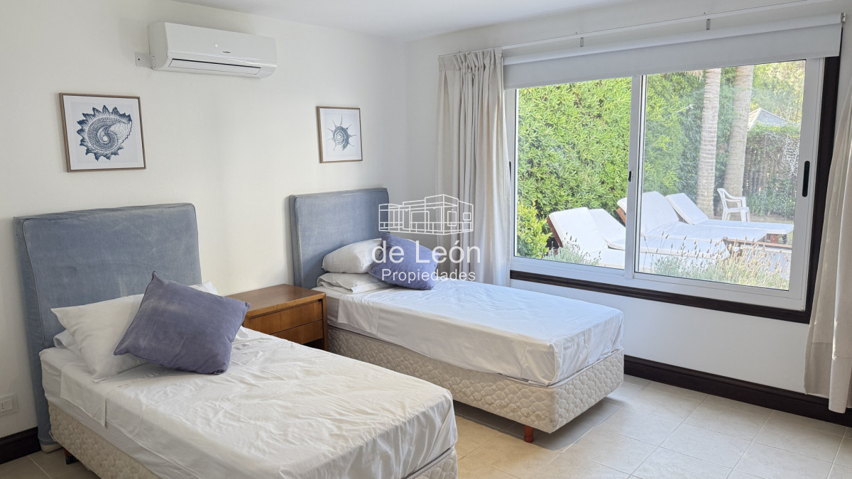 Casa ID.123 - Hermosa casa muy bien ubicada a pocas cuadras del centro de La Barra y de playa Montoya. Cuenta con 6 dormitorios en suite, piscina.