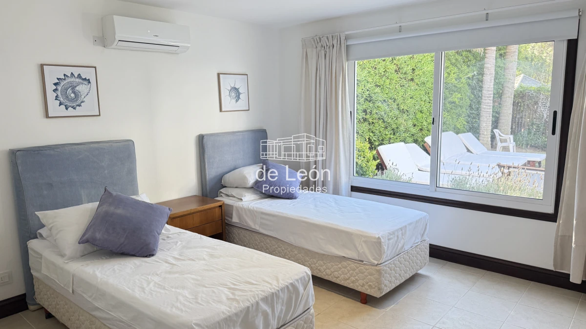 Casa ID.123 - Hermosa casa muy bien ubicada a pocas cuadras del centro de La Barra y de playa Montoya. Cuenta con 6 dormitorios en suite, piscina.