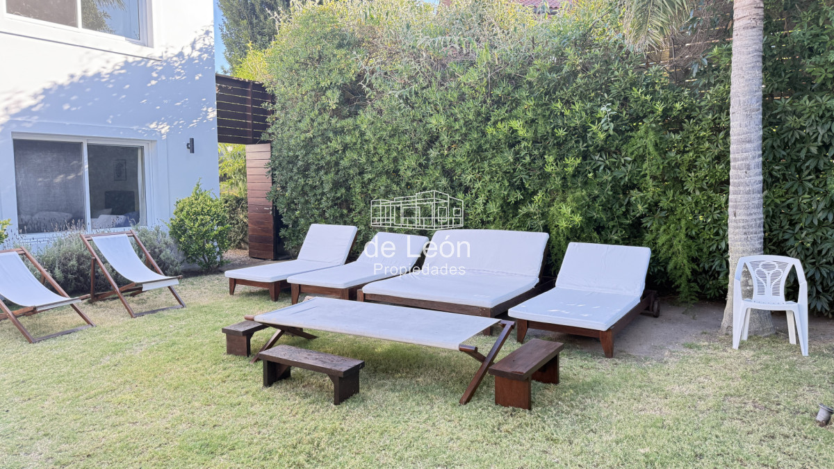 Casa ID.123 - Hermosa casa muy bien ubicada a pocas cuadras del centro de La Barra y de playa Montoya. Cuenta con 6 dormitorios en suite, piscina.