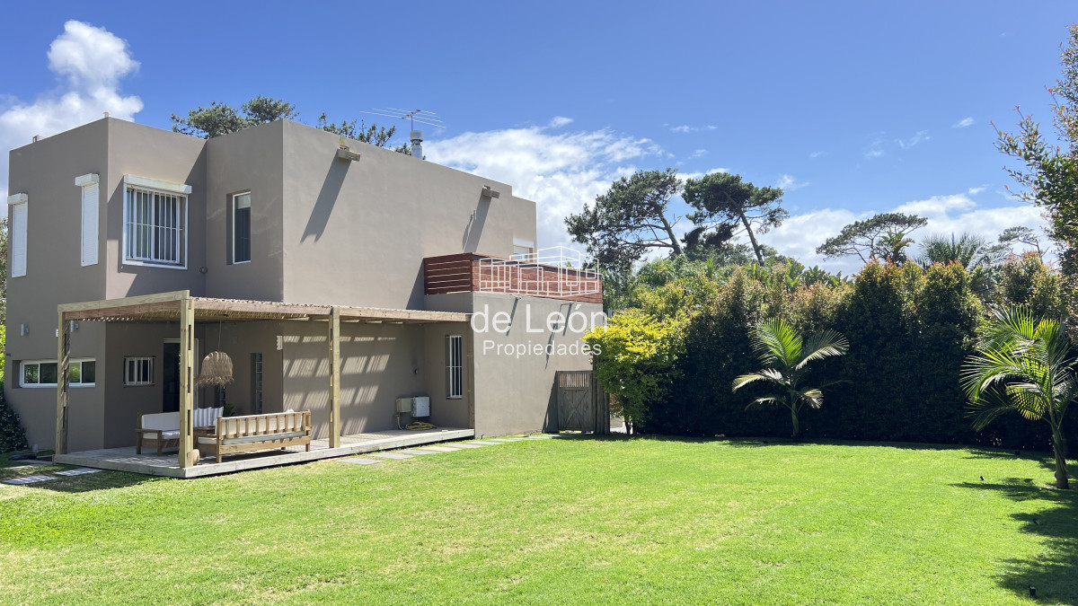Casa ID.680 - Casa en La Barra, 3 dormitorios en suite y dependencia de servicio.