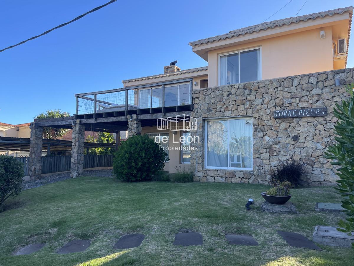 Casa ID.15151 - Casa de 4 dormitorios y servicio en venta a 1 cuadra de la playa El Chorro