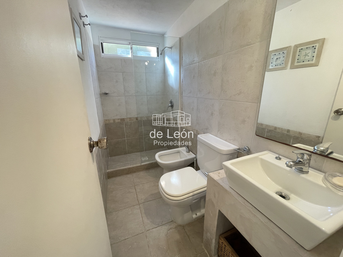 Casa ID.15151 - Casa de 4 dormitorios y servicio en venta a 1 cuadra de la playa El Chorro