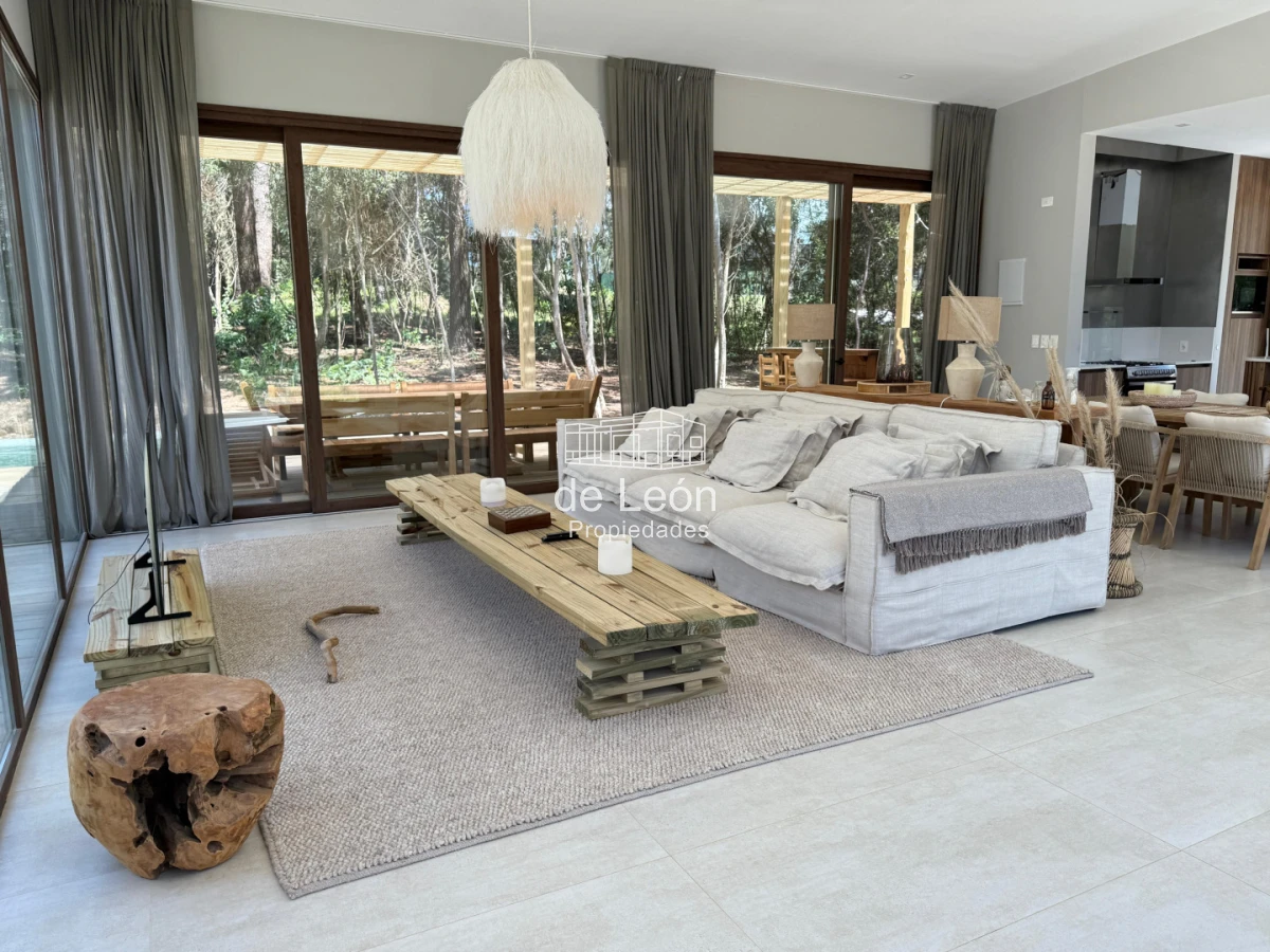 Casa ID.15324 - Espectacular casa de 4 dormitorios y servicio en barrio privado Reserva Montoya, La Barra