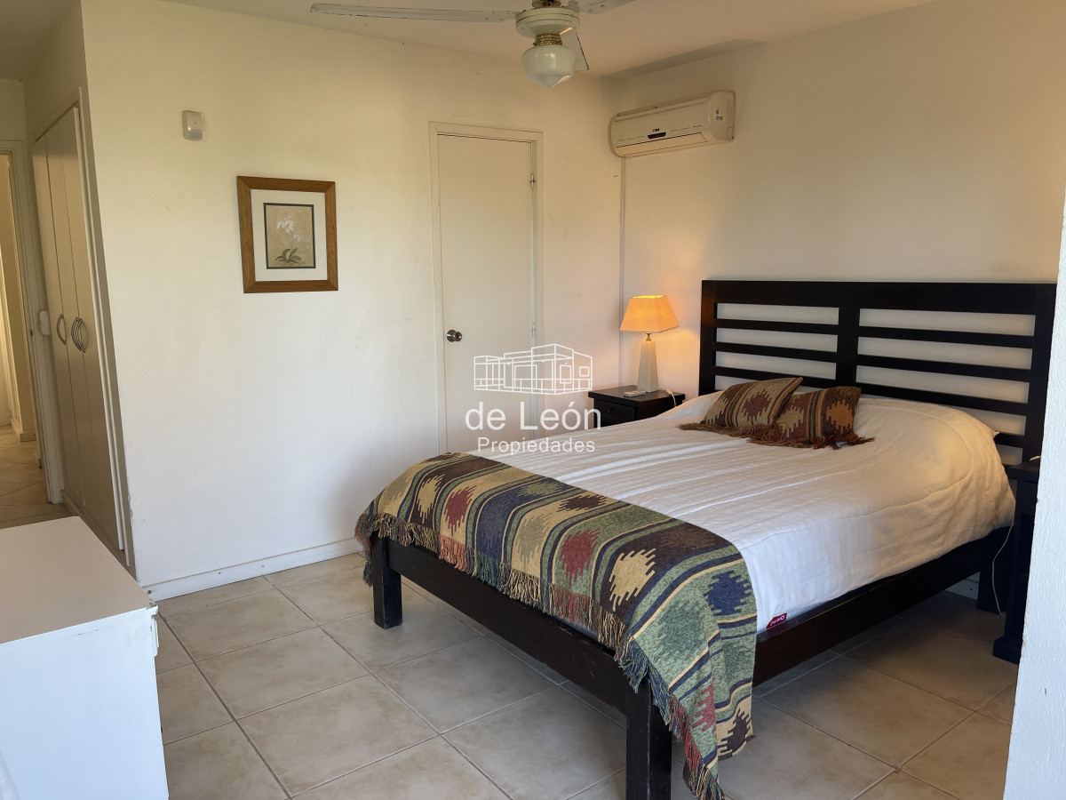 Casa ID.15151 - Casa de 4 dormitorios y servicio en venta a 1 cuadra de la playa El Chorro