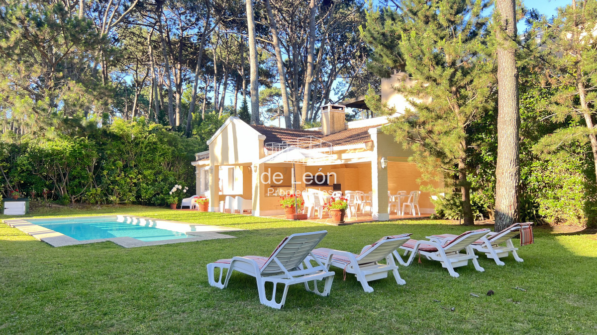Casa ID.163 - Se vende gran casa de 4 dormitorios + servicio con piscina