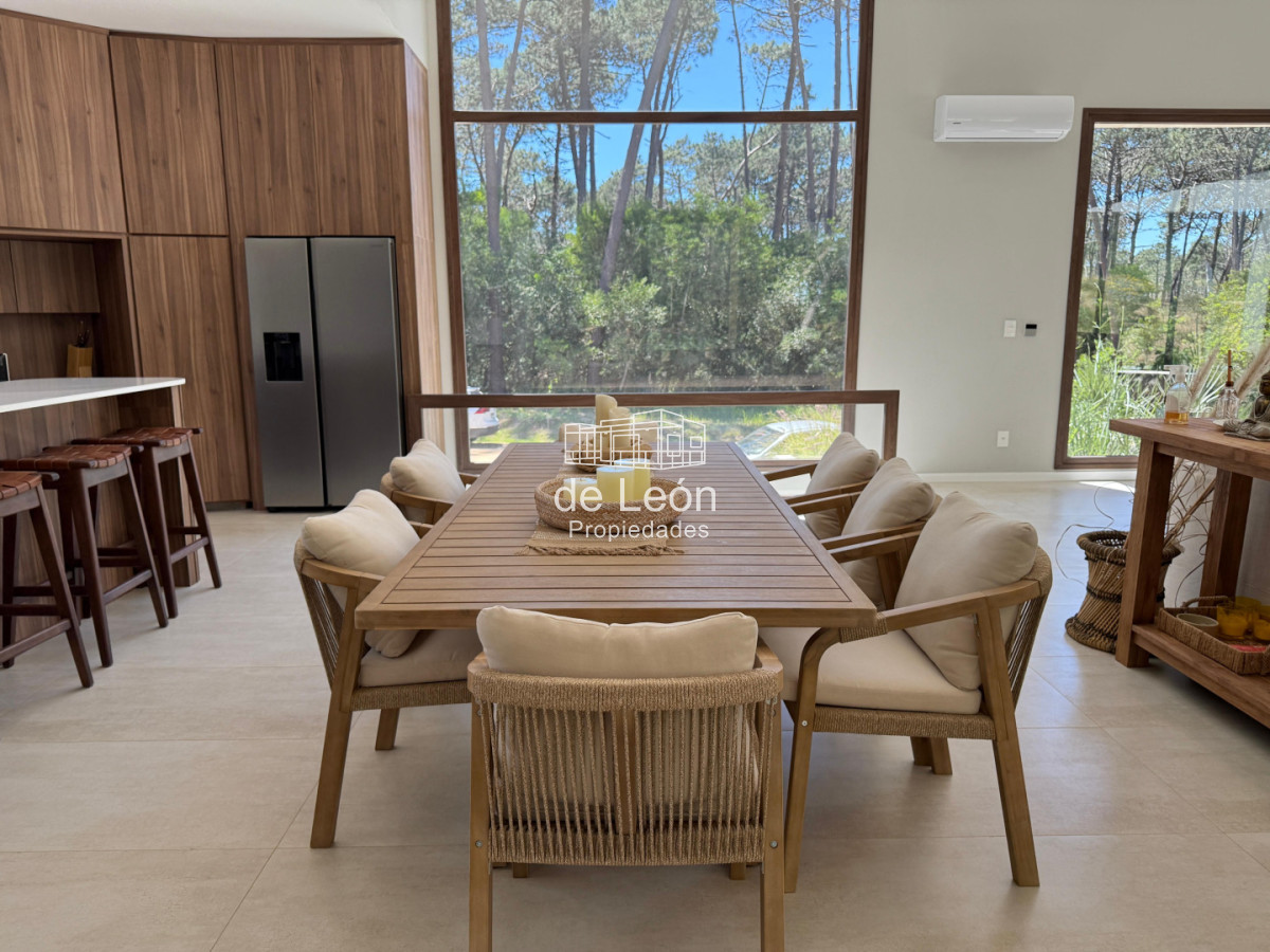 Casa ID.15324 - Espectacular casa de 4 dormitorios y servicio en barrio privado Reserva Montoya, La Barra