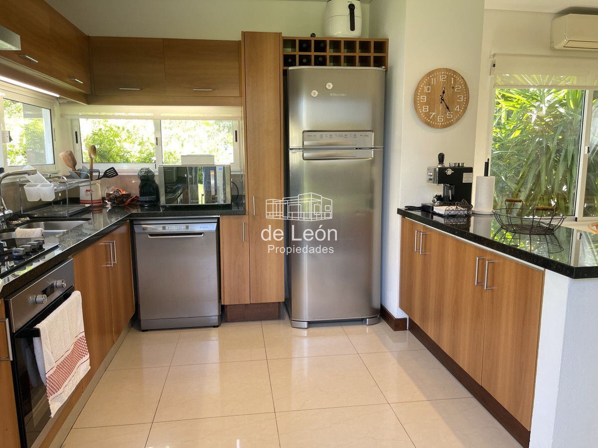 Casa ID.680 - Casa en La Barra, 3 dormitorios en suite y dependencia de servicio.