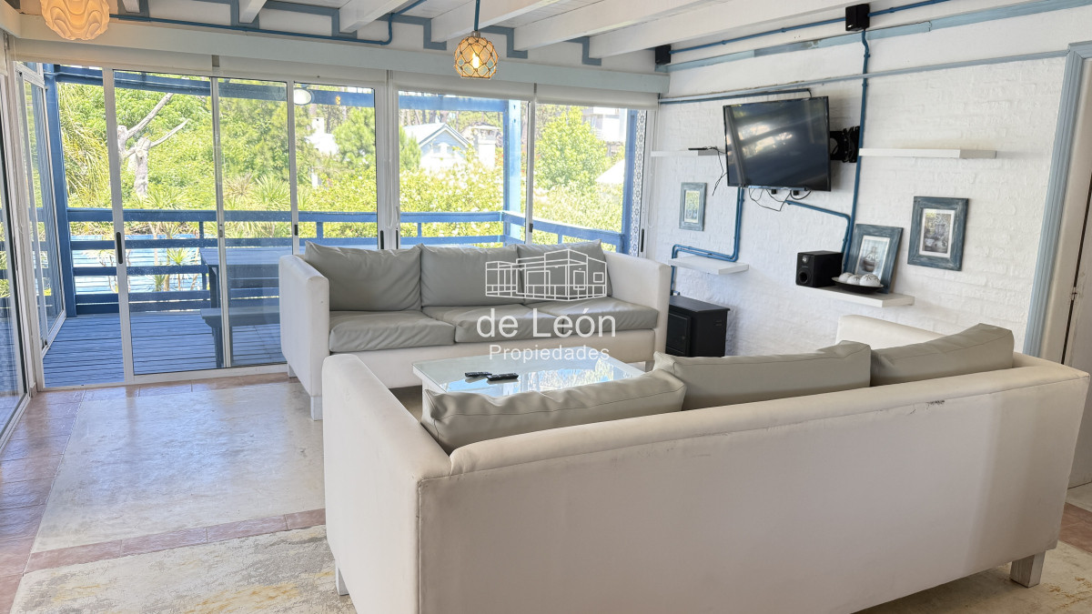 Casa ID.160 - Casa bien ubicada con vistas al mar, piscina y amplio espacio exterior