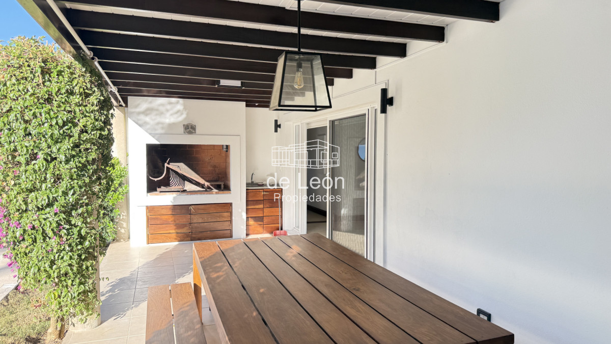 Casa ID.123 - Hermosa casa muy bien ubicada a pocas cuadras del centro de La Barra y de playa Montoya. Cuenta con 6 dormitorios en suite, piscina.