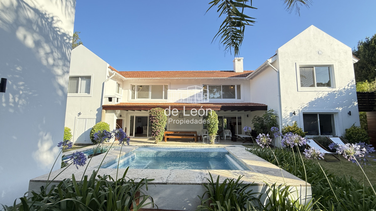 Casa ID.123 - Hermosa casa muy bien ubicada a pocas cuadras del centro de La Barra y de playa Montoya. Cuenta con 6 dormitorios en suite, piscina.