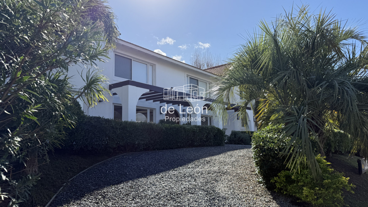 Casa ID.123 - Hermosa casa muy bien ubicada a pocas cuadras del centro de La Barra y de playa Montoya. Cuenta con 6 dormitorios en suite, piscina.
