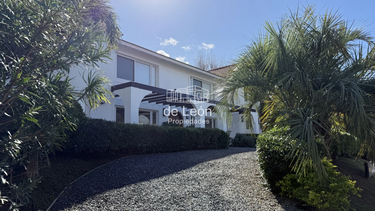 Casa ID.123 - Hermosa casa muy bien ubicada a pocas cuadras del centro de La Barra y de playa Montoya. Cuenta con 6 dormitorios en suite, piscina.