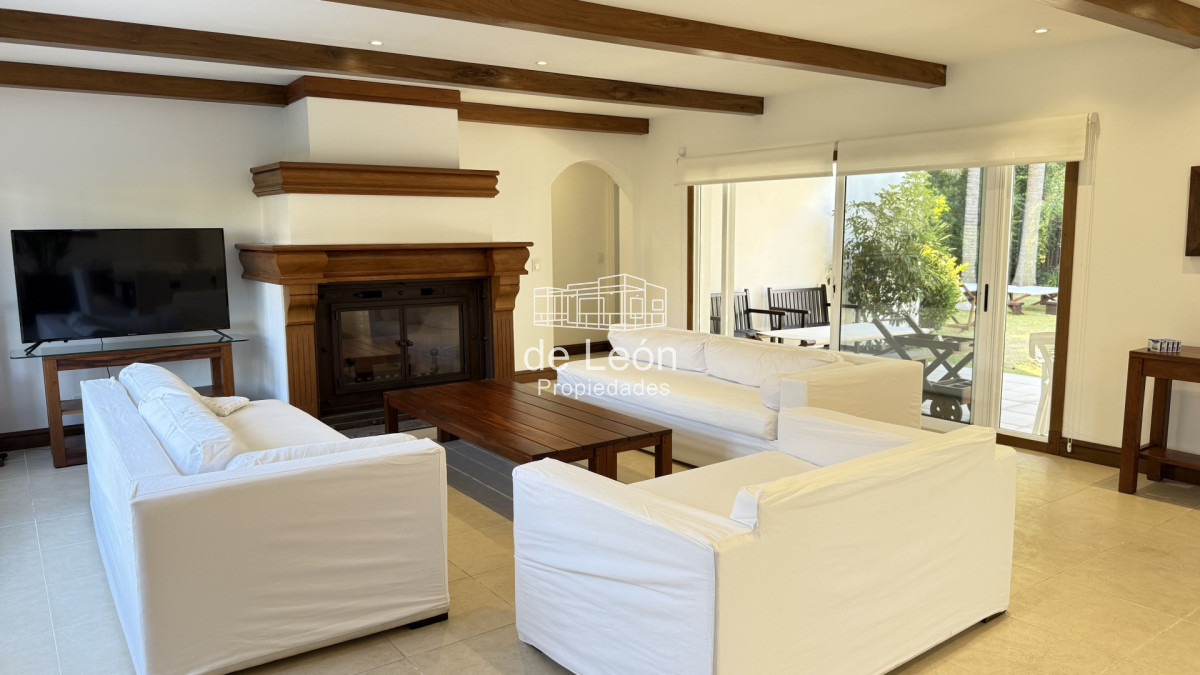 Casa ID.123 - Hermosa casa muy bien ubicada a pocas cuadras del centro de La Barra y de playa Montoya. Cuenta con 6 dormitorios en suite, piscina.