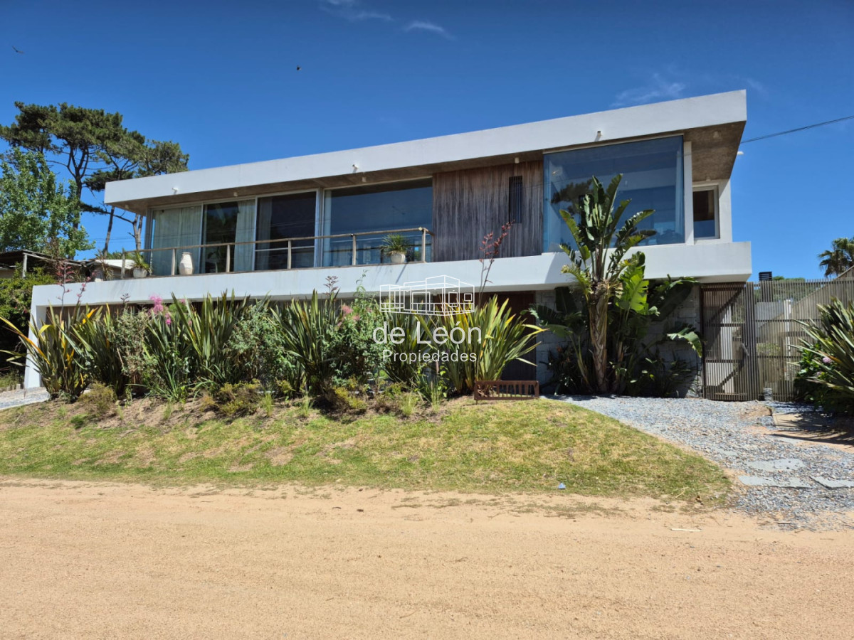 Casa ID.719 - Moderna casa en Montoya La Barra de 3 dormitorios en suite con piscina